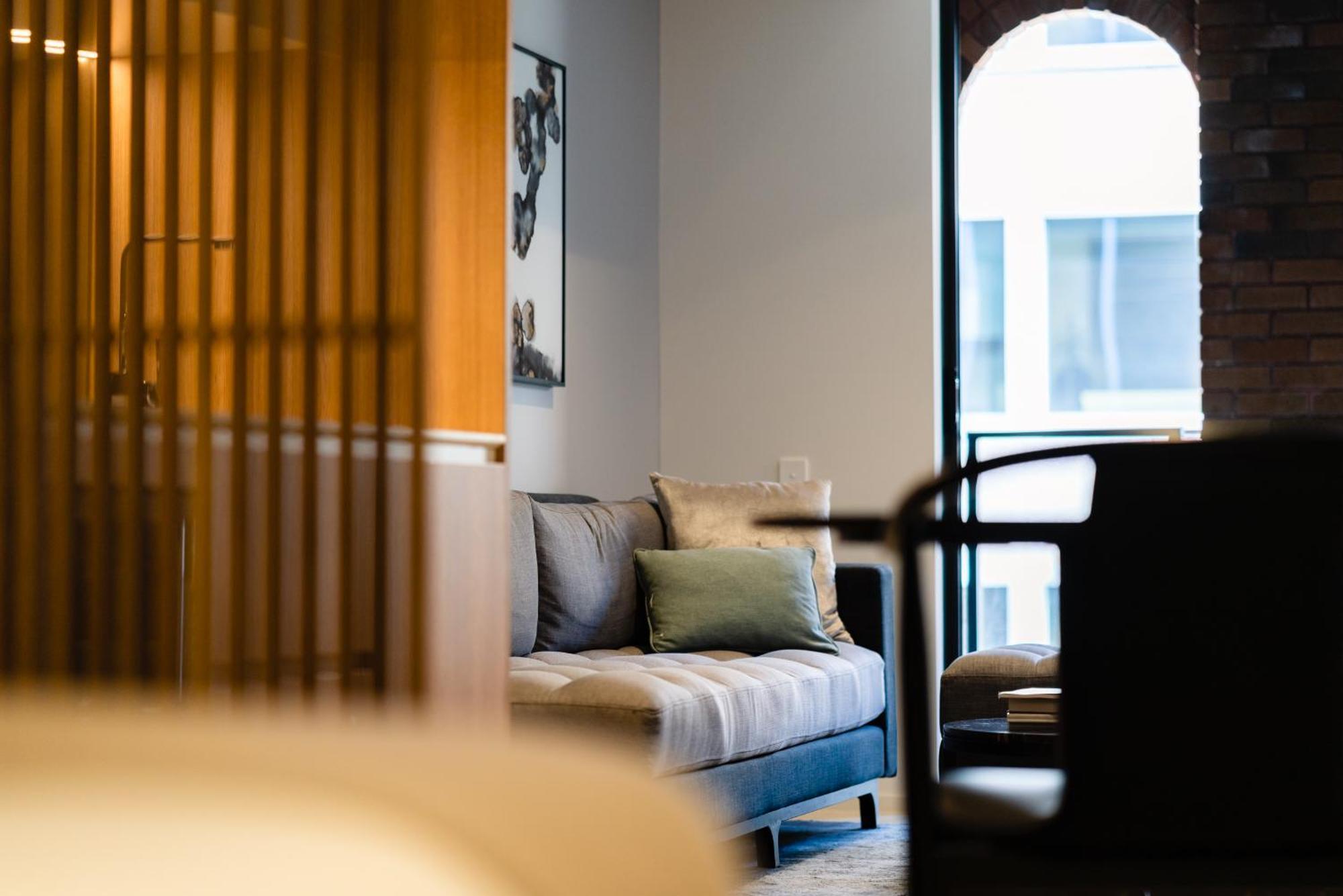 Skye Suites Sydney Ruang foto A room at the hotel