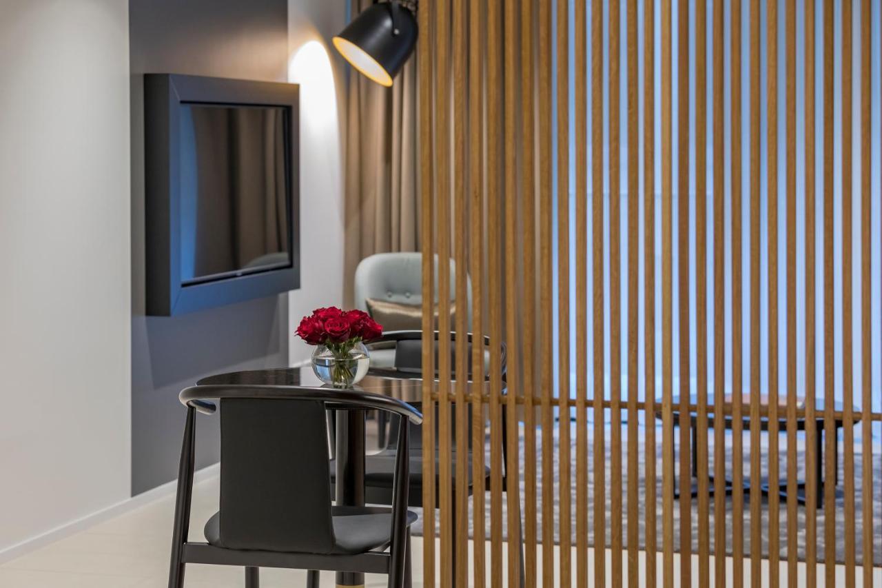 Skye Suites Sydney Bagian luar foto A room divider
