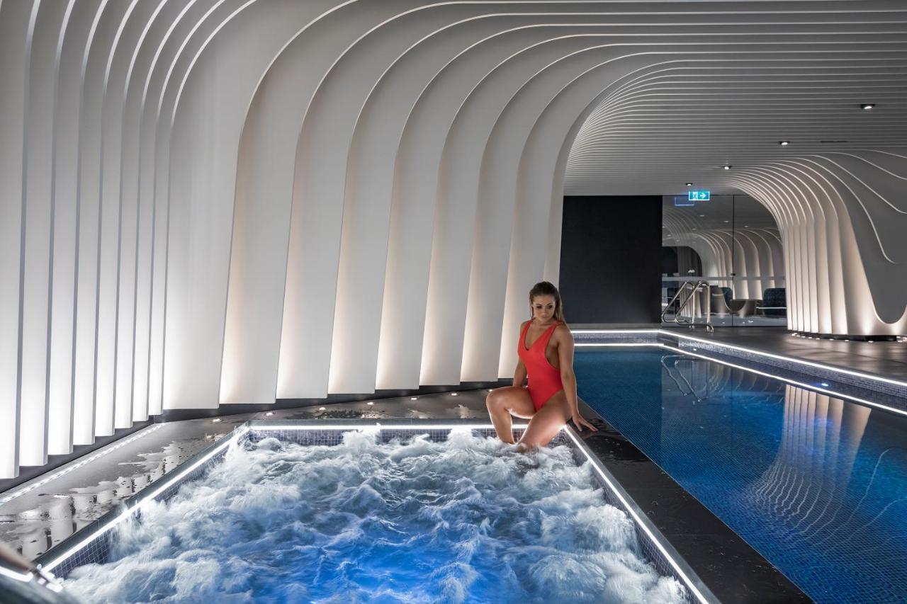 Skye Suites Sydney Bagian luar foto The spa at The Dorchester