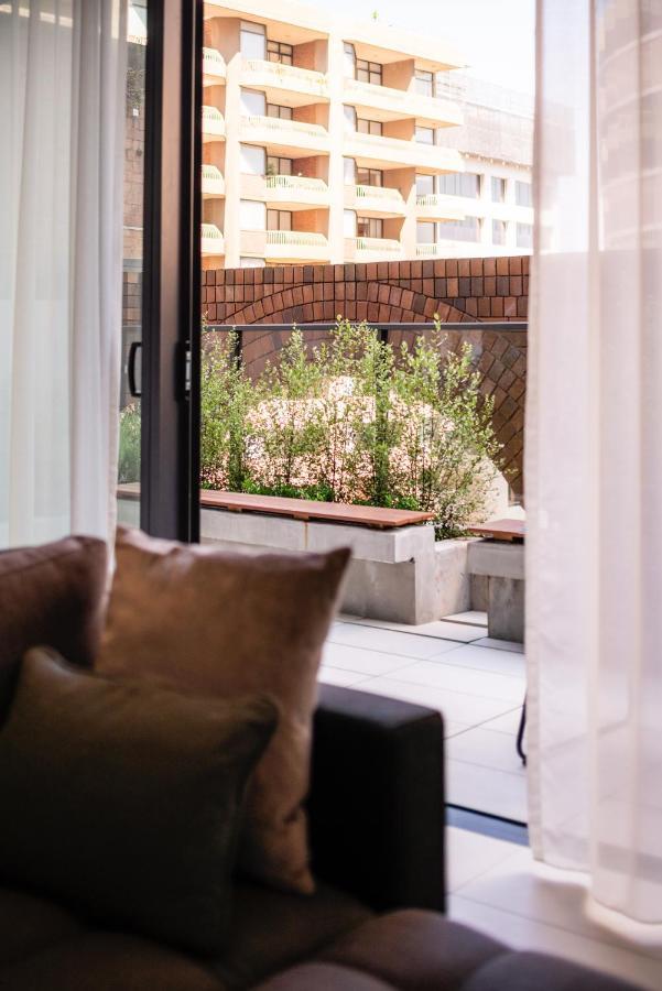 Skye Suites Sydney Bagian luar foto A view of the garden from the living room